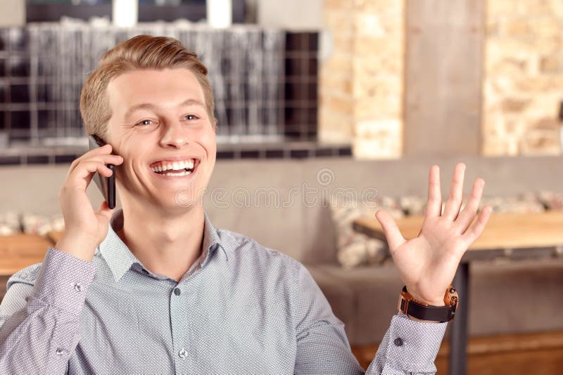 Knappe mens die per mobiele telefoon spreken stock foto's Knappe mens die per mobiele telefoon spreken stock foto's