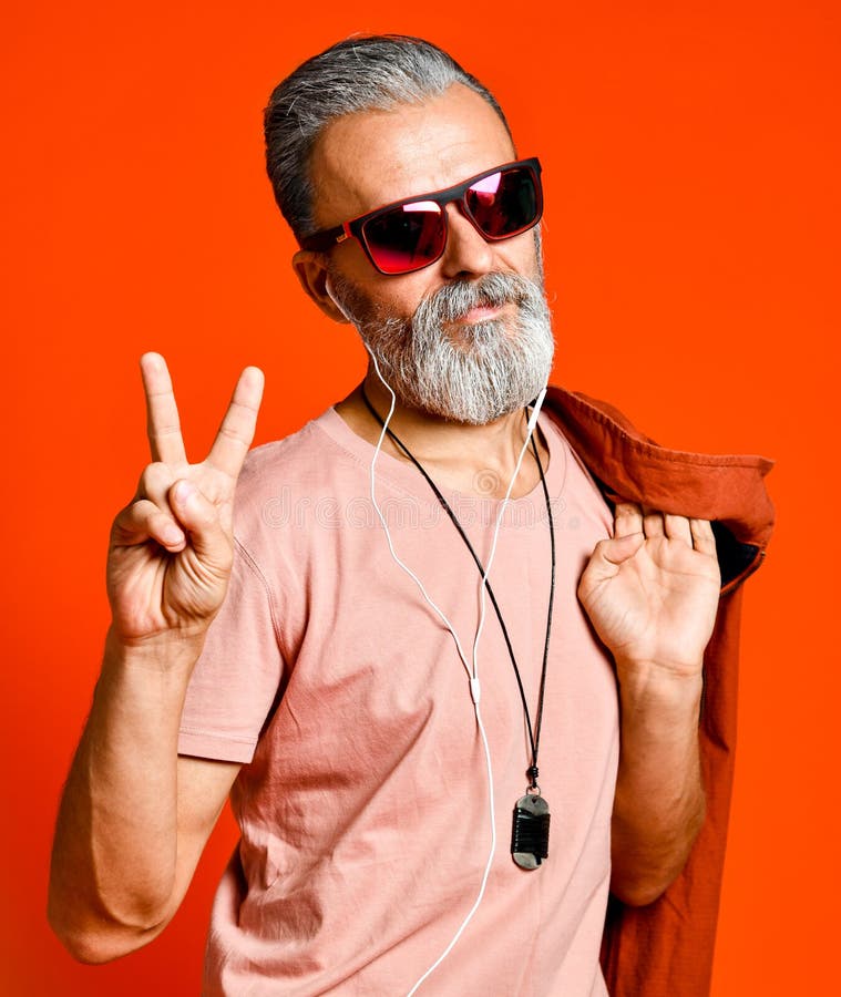 Knappe mens met hipsterglazen het glimlachen stock fotografie Knappe mens met hipsterglazen het glimlachen stock fotografie