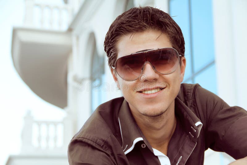 Knappe man met zonnebril, mannelijk model royalty-vrije stock afbeeldingen