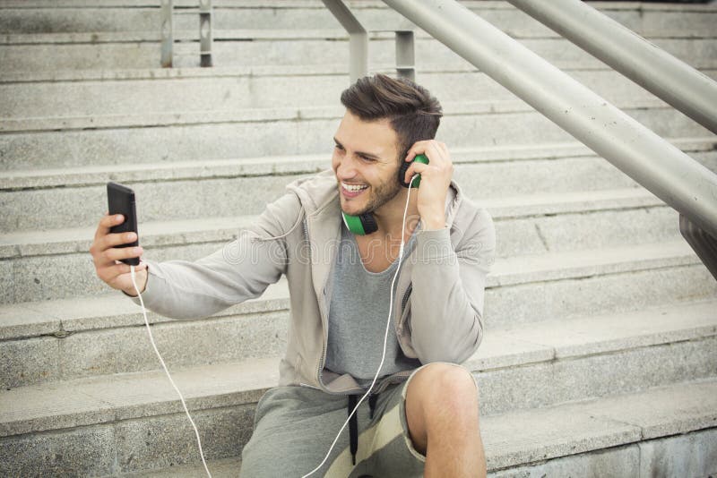 Knappe man voert een videogesprek via de telefoon royalty-vrije stock afbeelding