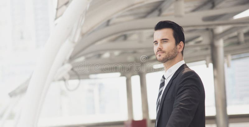 Knappe portret jonge zakenman zoekend iets stock fotografie Knappe portret jonge zakenman zoekend iets stock fotografie