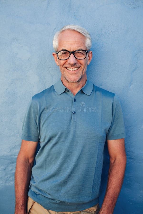 Knappe rijpe mens die bij camera glimlachen royalty-vrije stock afbeelding Knappe rijpe mens die bij camera glimlachen royalty-vrije stock afbeelding