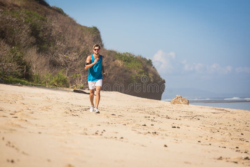 knappe sportmanjogging op zandstrand stock foto's knappe sportmanjogging op zandstrand stock foto's