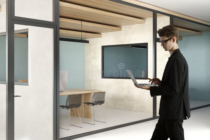 Knappe zakenman die laptop in bureau met behulp van royalty-vrije stock afbeeldingen