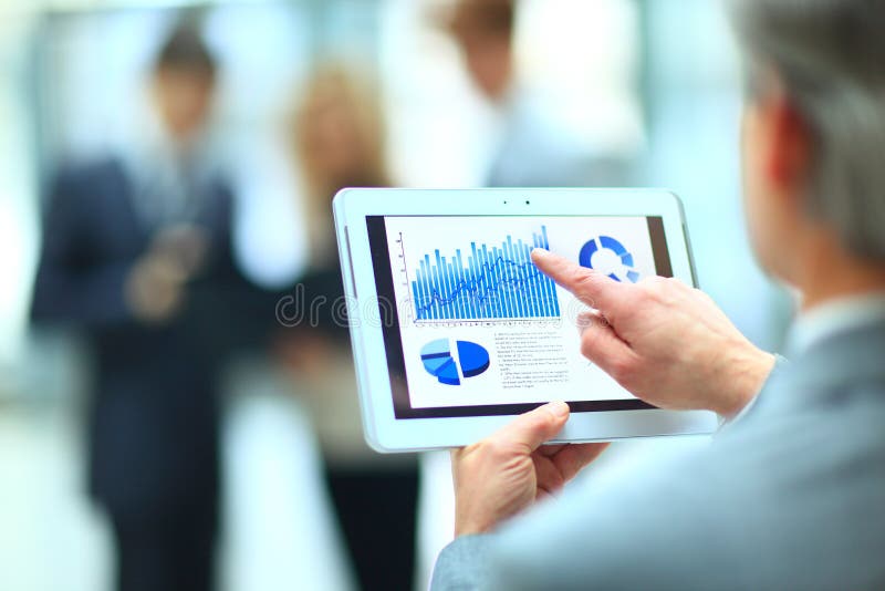 Zakenman die zijn digitale tablet gebruiken stock afbeeldingen Zakenman die zijn digitale tablet gebruiken stock afbeeldingen