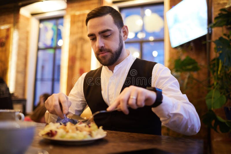 Knappe Zakenman Eating in Restaurant royalty-vrije stock fotografie Knappe Zakenman Eating in Restaurant royalty-vrije stock fotografie