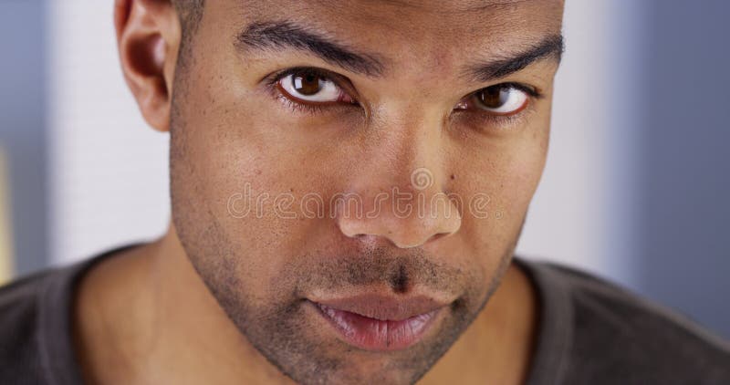Knappe Zwarte mens die omhoog camera bekijken royalty-vrije stock fotografie Knappe Zwarte mens die omhoog camera bekijken royalty-vrije stock fotografie