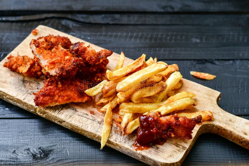 Knapperige Gebraden sesamkip , Frieten en barbecuesaus royalty-vrije stock afbeelding Knapperige Gebraden sesamkip , Frieten en barbecuesaus royalty-vrije stock afbeelding