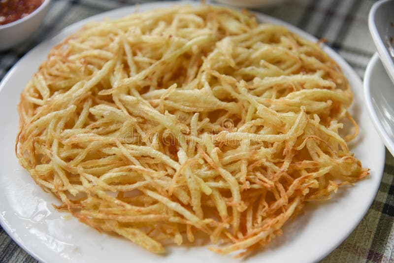 Knapperige gefrituurde papaja stock afbeelding