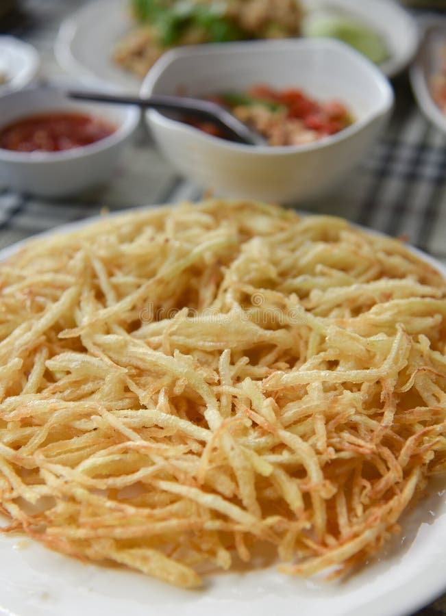 Knapperige gefrituurde papaja stock afbeelding