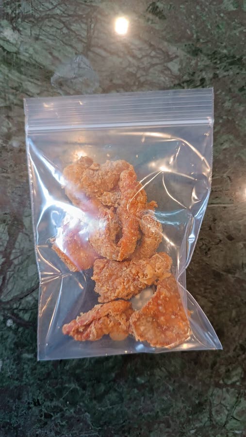 Knapperige kippenvel gefrituurd, snack in plastic verpakking royalty-vrije stock afbeeldingen