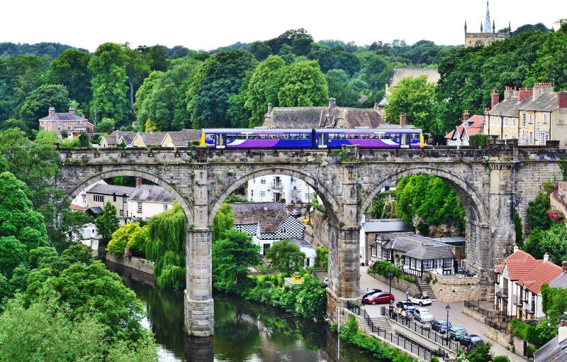 Knaresborough Bridżowego pociągu Rzeczny Krzyżować fotografia royalty free Knaresborough Bridżowego pociągu Rzeczny Krzyżować fotografia royalty free