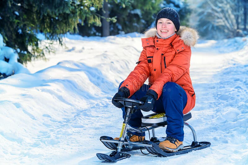 Knatte som sledding från en kulle arkivfoton Knatte som sledding från en kulle arkivfoton