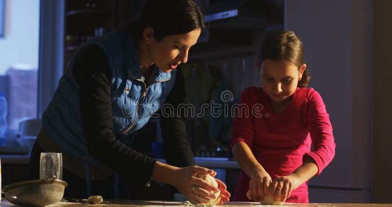 Knetende Teig-Mutter bringt Kind bei, wie man in der Küche kocht