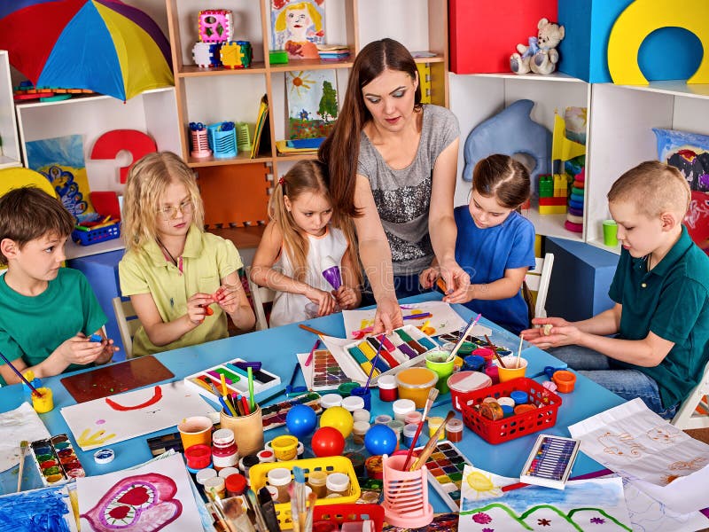 Knetmassemodellierton in der Kinderklasse Lehm projektiert Lehrerschule lizenzfreie stockfotos Knetmassemodellierton in der Kinderklasse Lehm projektiert Lehrerschule lizenzfreie stockfotos