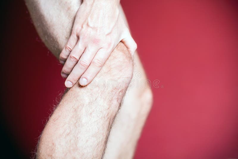 Knieschmerz und Wiederanlaufmassage stockfoto