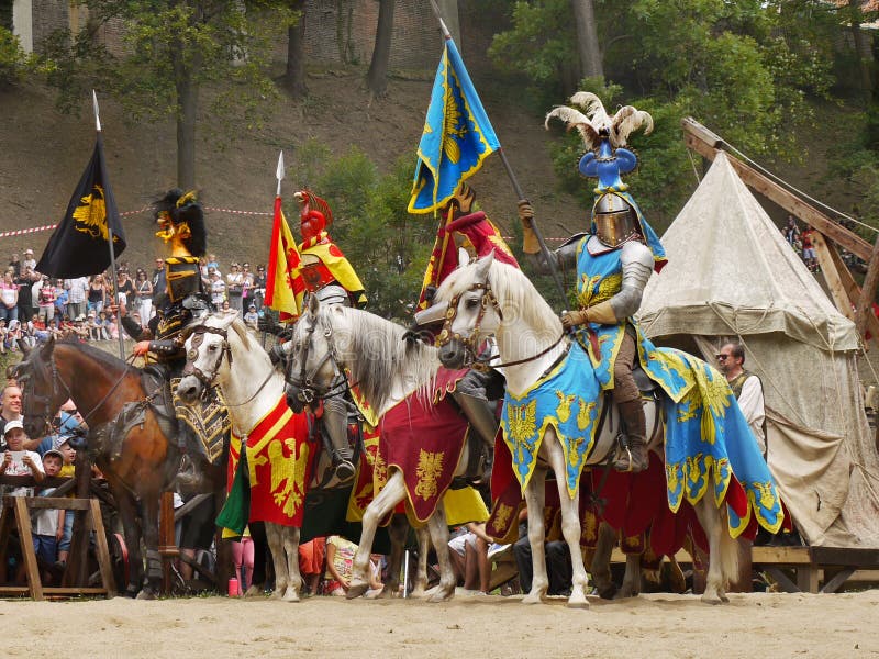 O Jogo dos Tronos - Briana Knights-horses-medieval-historic-costume-parade-prague-castle-75816231