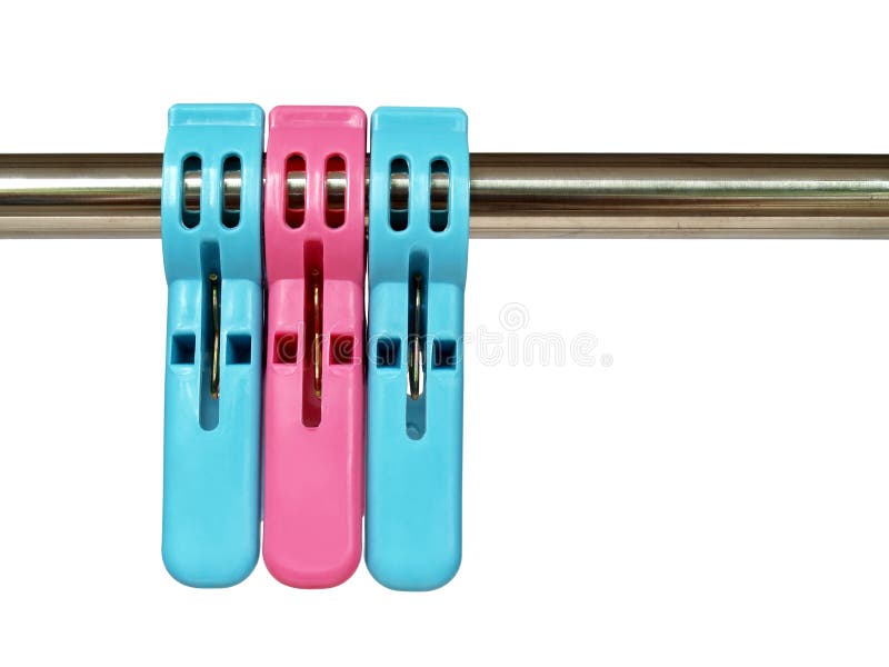 Knippen de close-up dat kleurrijke drie grote plastic wasknijpers het hangen op de drooglijn van het metaalchroom op witte achter stock foto's Knippen de close-up dat kleurrijke drie grote plastic wasknijpers het hangen op de drooglijn van het metaalchroom op witte achter stock foto's