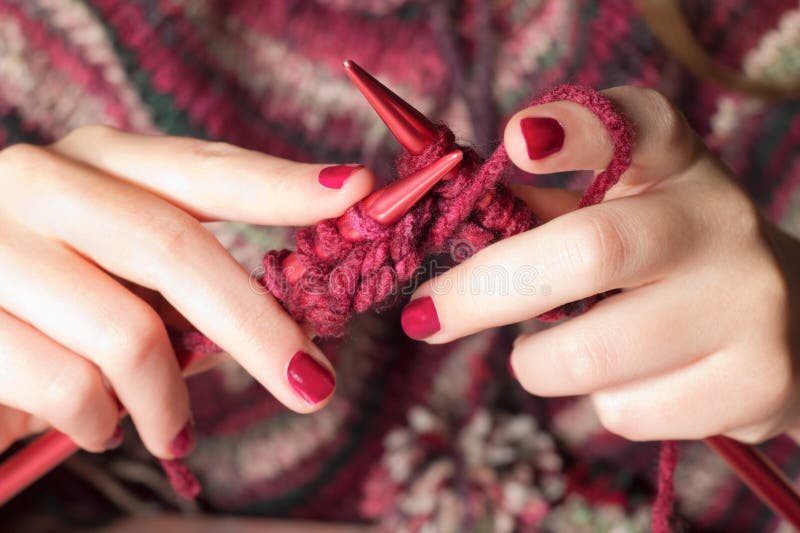 Close-up di mano il lavoro a maglia.