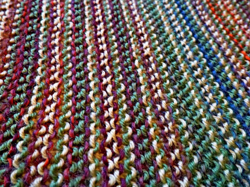 knitting Gebreide multicolored stof Het breien textuur Concept energie De ambachten van de hobbysvrije tijd stock foto knitting Gebreide multicolored stof Het breien textuur Concept energie De ambachten van de hobbysvrije tijd stock foto
