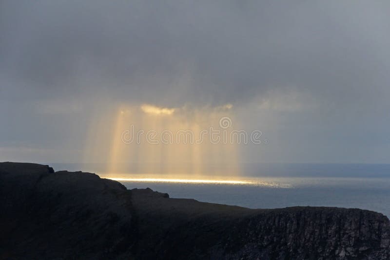 Knivskjellodden landskap med härliga stormiga moln och solstrålar, sikt från norr udde, Nordkapp, nordliga Norge arkivbilder Knivskjellodden landskap med härliga stormiga moln och solstrålar, sikt från norr udde, Nordkapp, nordliga Norge arkivbilder