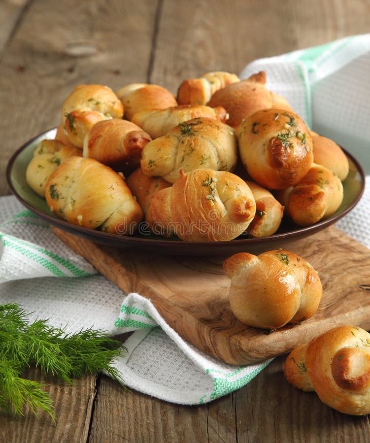 Knoblauchbrotbrötchen gewürzt mit Dill lizenzfreies stockfoto Knoblauchbrotbrötchen gewürzt mit Dill lizenzfreies stockfoto