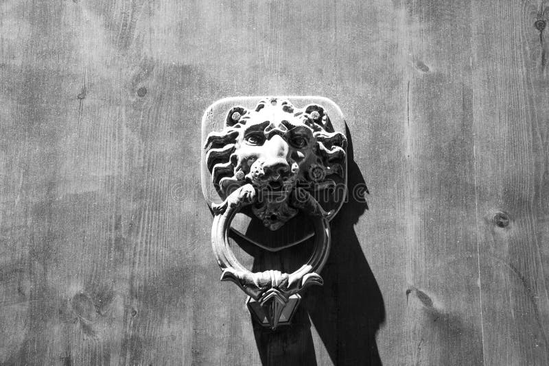 Knocker двери льва головной, старый Knocker, Флоренс, Италия & x28; Черно-белый & x29; стоковая фотография Knocker двери льва головной, старый Knocker, Флоренс, Италия & x28; Черно-белый & x29; стоковая фотография