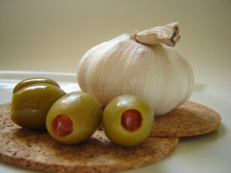 Knoflook en olijven stock afbeeldingen Knoflook en olijven stock afbeeldingen
