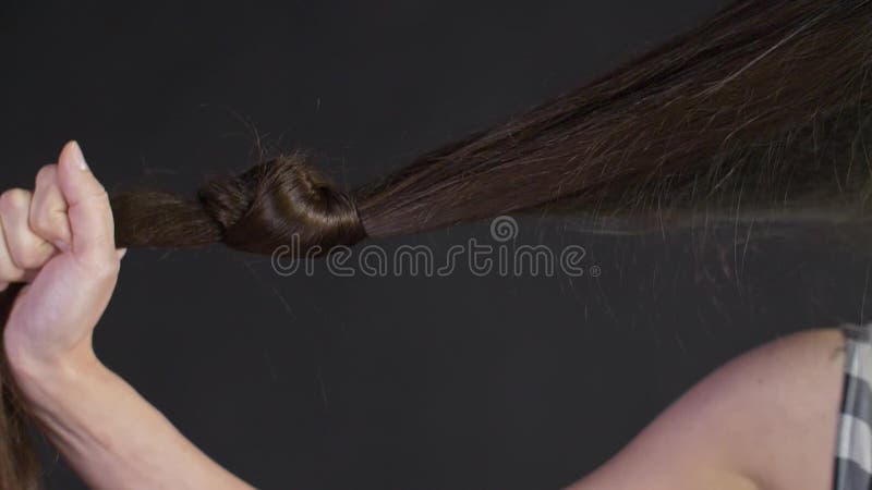 Knoop van bruin haar stock videobeelden Knoop van bruin haar stock videobeelden