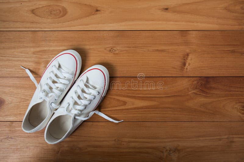 Knoopten de de jeugd witte tennisschoenen met wit het kant los royalty-vrije stock foto Knoopten de de jeugd witte tennisschoenen met wit het kant los royalty-vrije stock foto