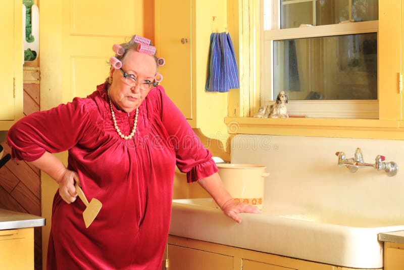 Knorrige Hogere Dame Holding Fly Swatter royalty-vrije stock foto Knorrige Hogere Dame Holding Fly Swatter royalty-vrije stock foto