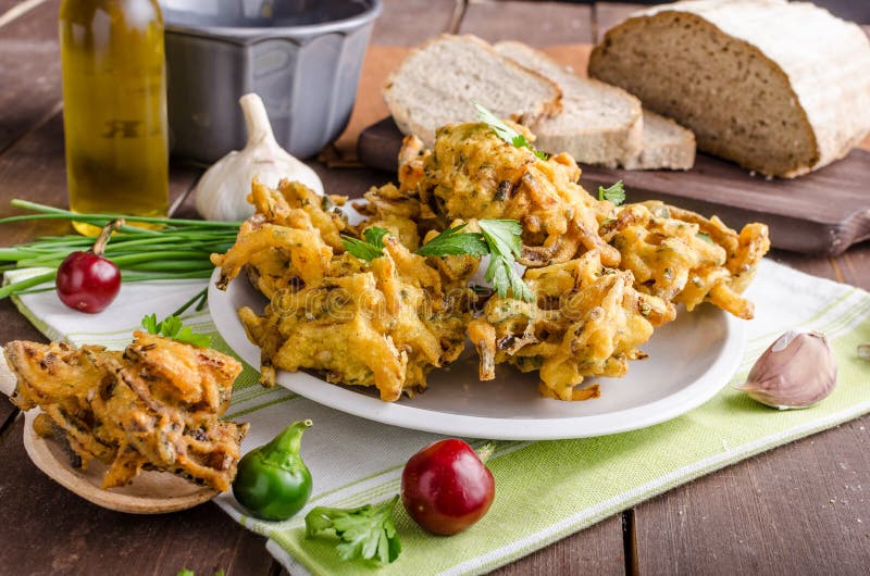 Selbst Gemachter Inder Briet Zwiebel Bhaji Mit Jogurtnahaufnahme ...