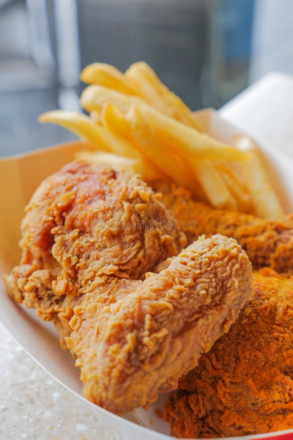 Knusperiges frittiertes Huhn und Pommes-Frites stockfotos Knusperiges frittiertes Huhn und Pommes-Frites stockfotos