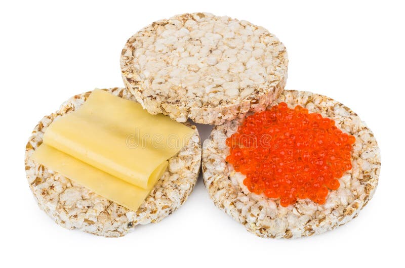 Knusperiges Maisbrot mit rotem Kaviar und Käse auf Weiß stockbilder Knusperiges Maisbrot mit rotem Kaviar und Käse auf Weiß stockbilder