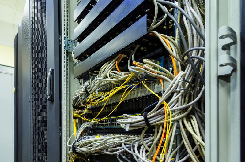 Knyter kontakt optiska kablar för fiber förbindelse till portar och UTP Ethernet arkivfoton Knyter kontakt optiska kablar för fiber förbindelse till portar och UTP Ethernet arkivfoton