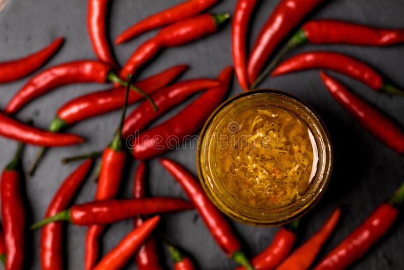 Knäppsaptitretare med röd chilipeppar. Kräftköttspasta med röd chilipeppar som kryddar upp tungan