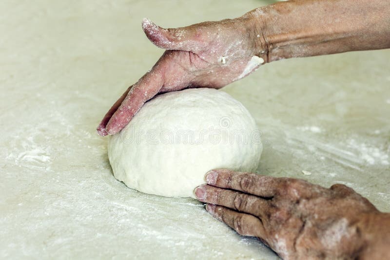 Knåddeg för dumplingar, för kvinnor royaltyfria bilder