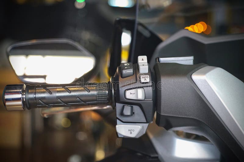 Knöpfen Sie Hornschalter- und -Blinkermotorrad auf einer Motorradlenkstange lizenzfreie stockfotos Knöpfen Sie Hornschalter- und -Blinkermotorrad auf einer Motorradlenkstange lizenzfreie stockfotos
