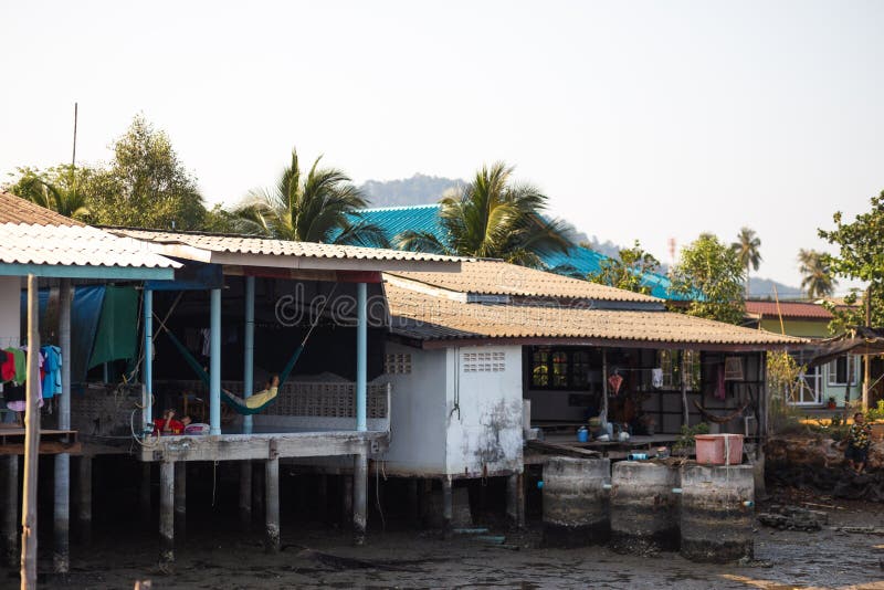KO CHANG, ΤΑΪΛΆΝΔΗ - 10 ΑΠΡΙΛΊΟΥ 2018: Χωριό των αυθεντικών παραδοσιακών ψαράδων στο νησί - άνθρωποι και παιδιά μέσα στοκ φωτογραφίες με δικαίωμα ελεύθερης χρήσης KO CHANG, ΤΑΪΛΆΝΔΗ - 10 ΑΠΡΙΛΊΟΥ 2018: Χωριό των αυθεντικών παραδοσιακών ψαράδων στο νησί - άνθρωποι και παιδιά μέσα στοκ φωτογραφίες με δικαίωμα ελεύθερης χρήσης