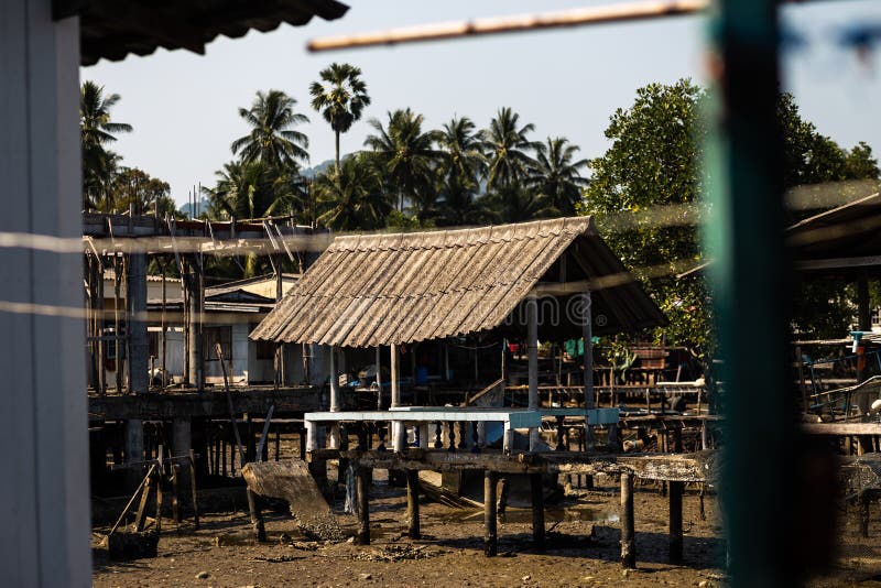 KO CHANG, ТАИЛАНД - 10-ОЕ АПРЕЛЯ 2018: Деревня подлинных традиционных рыболовов на острове - люди и дети внутри стоковое фото rf KO CHANG, ТАИЛАНД - 10-ОЕ АПРЕЛЯ 2018: Деревня подлинных традиционных рыболовов на острове - люди и дети внутри стоковое фото rf