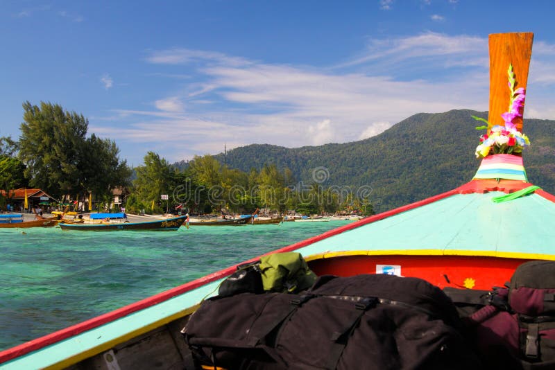 KO LIPE ANDAMAN morze TAJLANDIA, GRUDZIEŃ, - 18 2013 - Przyjeżdżać z ogonów plecakami i łodzią przy Ko Lipe obrazy stock KO LIPE ANDAMAN morze TAJLANDIA, GRUDZIEŃ, - 18 2013 - Przyjeżdżać z ogonów plecakami i łodzią przy Ko Lipe obrazy stock
