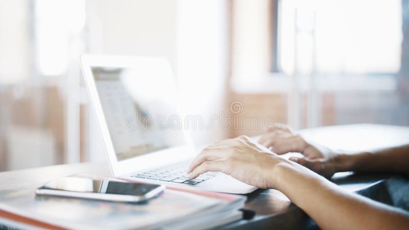 Kobiet ręki na aluminiowego laptopu klawiaturowy pisać na maszynie obraz stock Kobiet ręki na aluminiowego laptopu klawiaturowy pisać na maszynie obraz stock