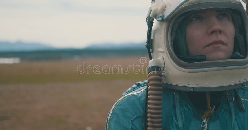 Kobieta astronauta z hełmem na