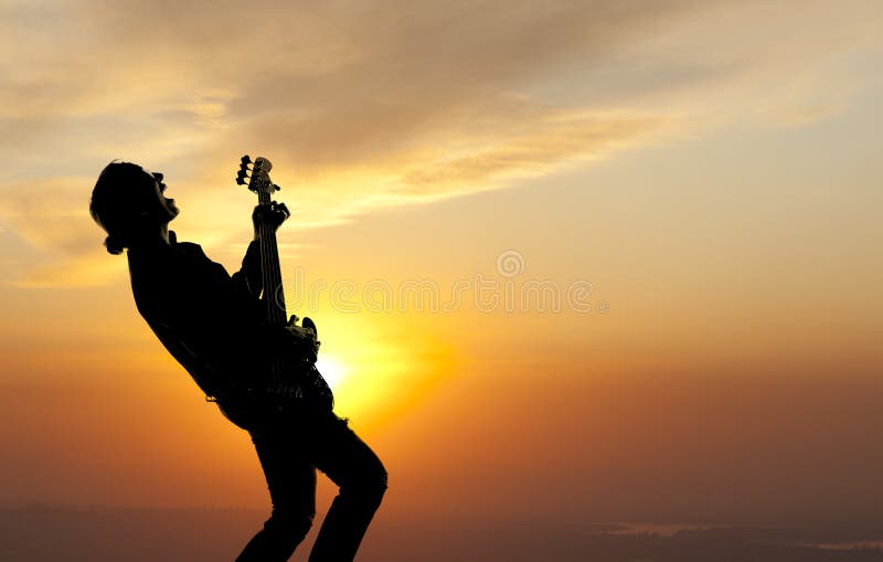 Kobieta bawić się gitarę obrazy royalty free Kobieta bawić się gitarę obrazy royalty free