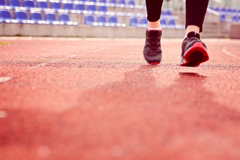 Kobieta bieg na śladzie na pogodnym wiosna dniu Kobiety działający pojęcie Biegacz jogging stażowego trening