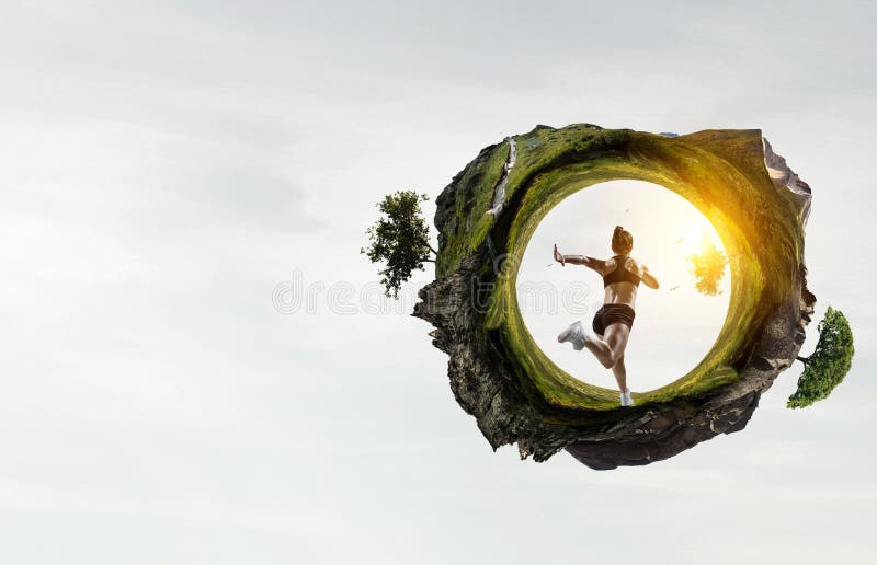 Kobieta biegnąca na krajobraz naturalny obrazy stock