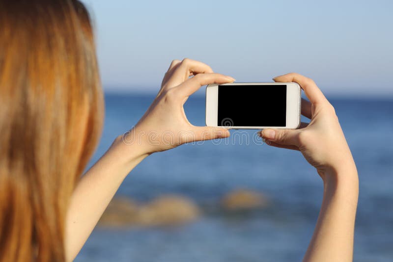 Kobieta bierze fotografię z mądrze telefon kamerą zdjęcia royalty free Kobieta bierze fotografię z mądrze telefon kamerą zdjęcia royalty free