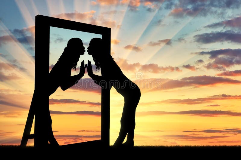Kobieta całuje jej odbicie w lustrze