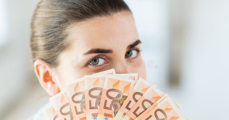 Kobieta chuje jej twarz za euro pieniądze fan obrazy royalty free Kobieta chuje jej twarz za euro pieniądze fan obrazy royalty free