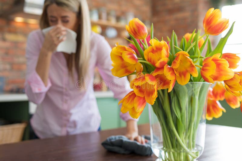Kobieta cierpiąca na alergie na kwiaty